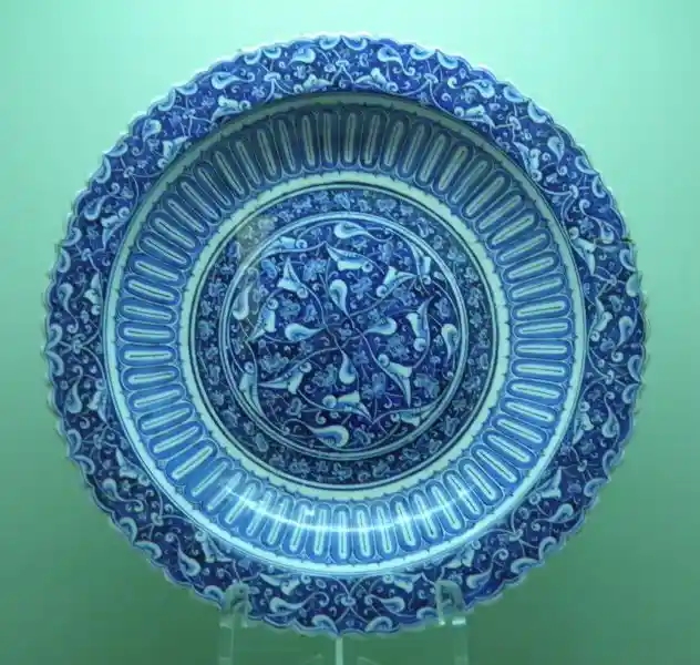 Blue and white charger. Iznik, Glazed. 1490